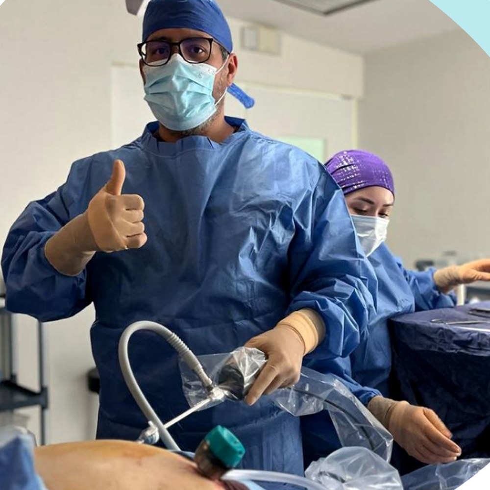 Dr. Ari Salvador Salgado Rodríguez en quirófano en Tijuana