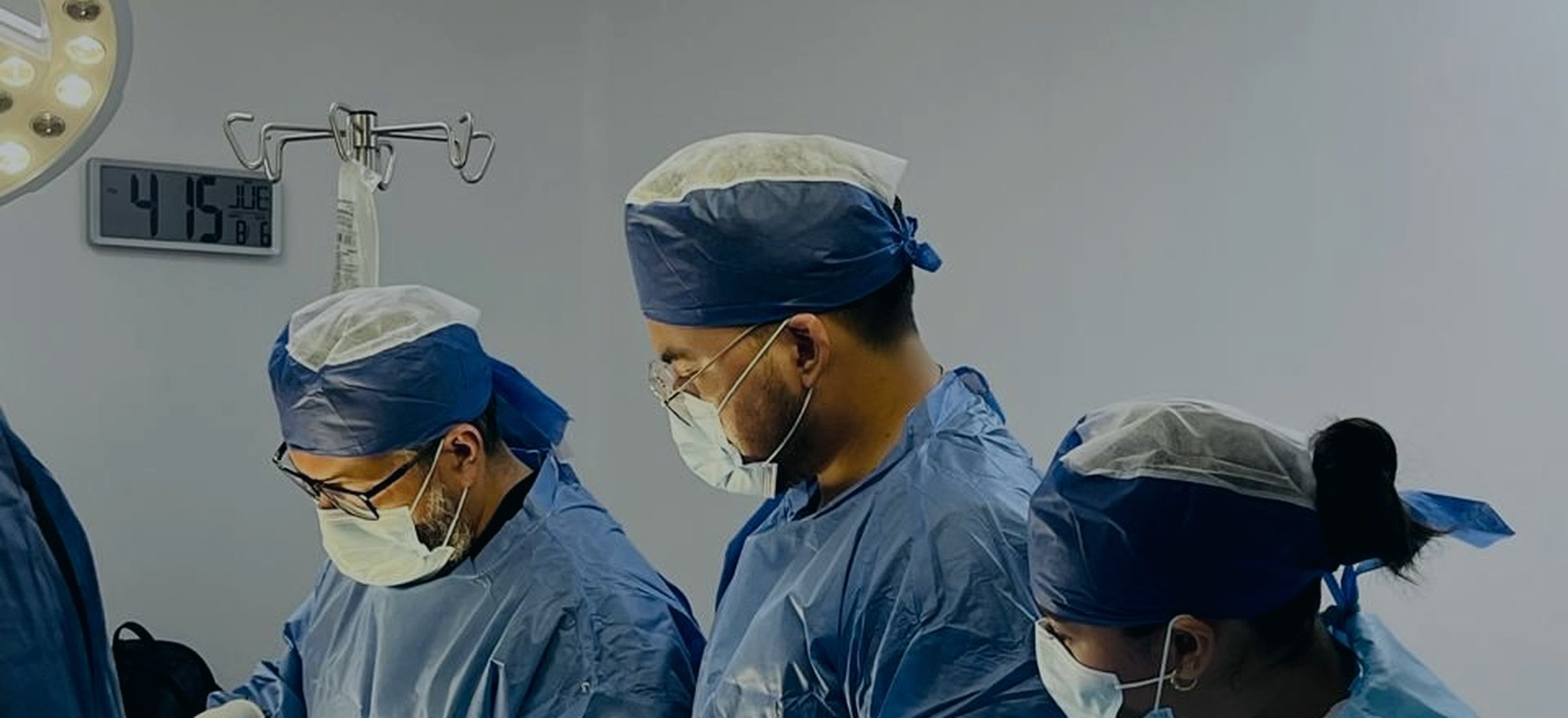 Instrumental y equipo quirúrgico preparados para una cirugía bariátrica en Tijuana