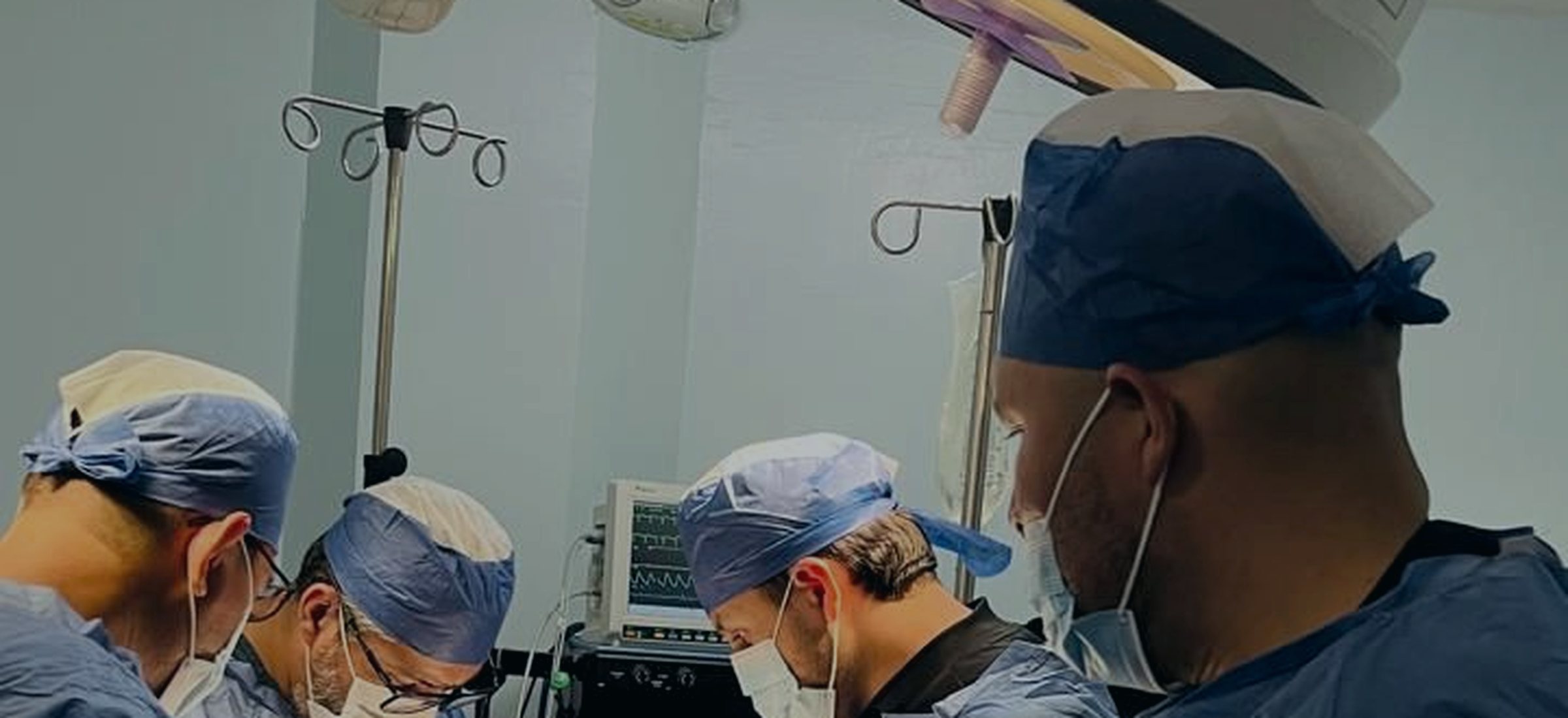 El Dr. Ari Salgado con su equipo quirúrgico en un quirófano de Tijuana