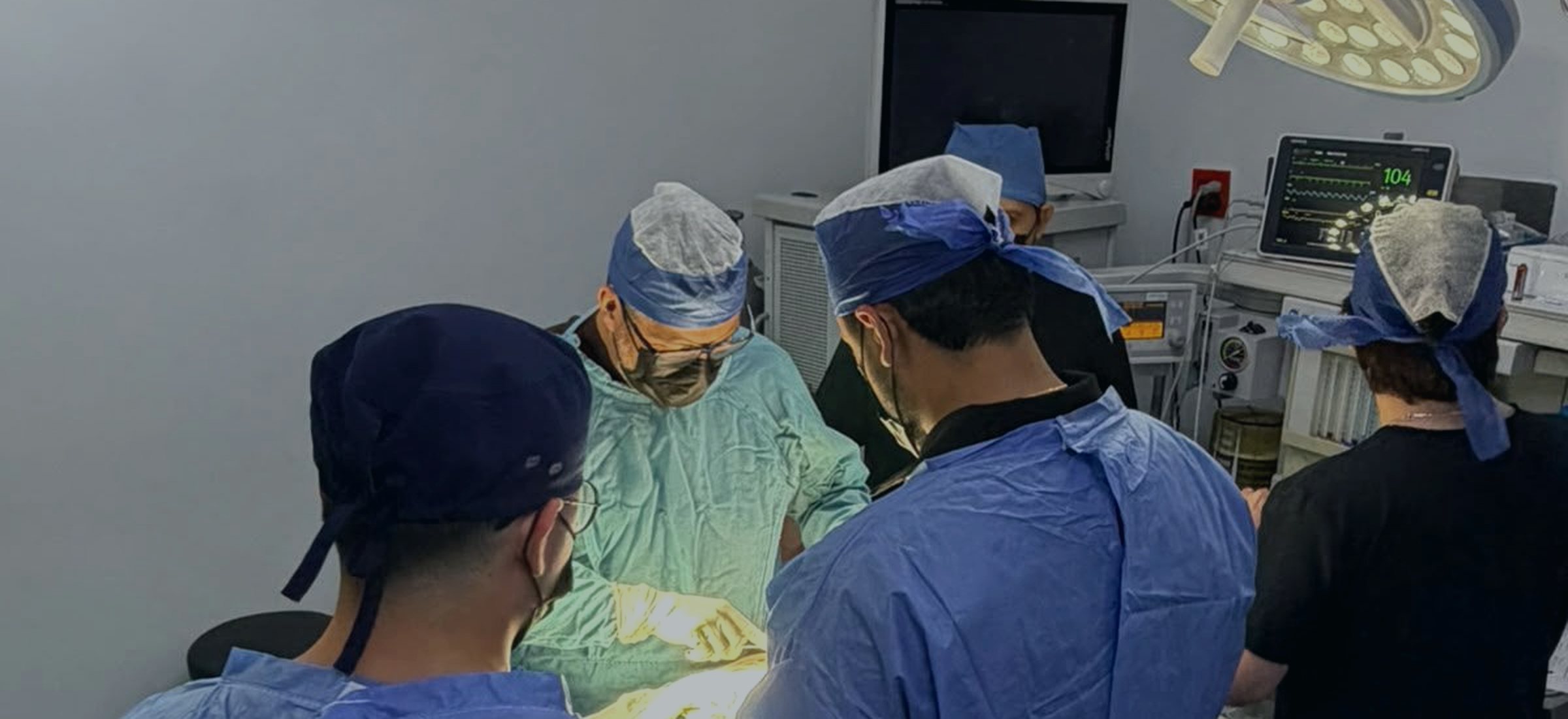 El equipo quirúrgico del Dr. Ari Salgado operando en Tijuana