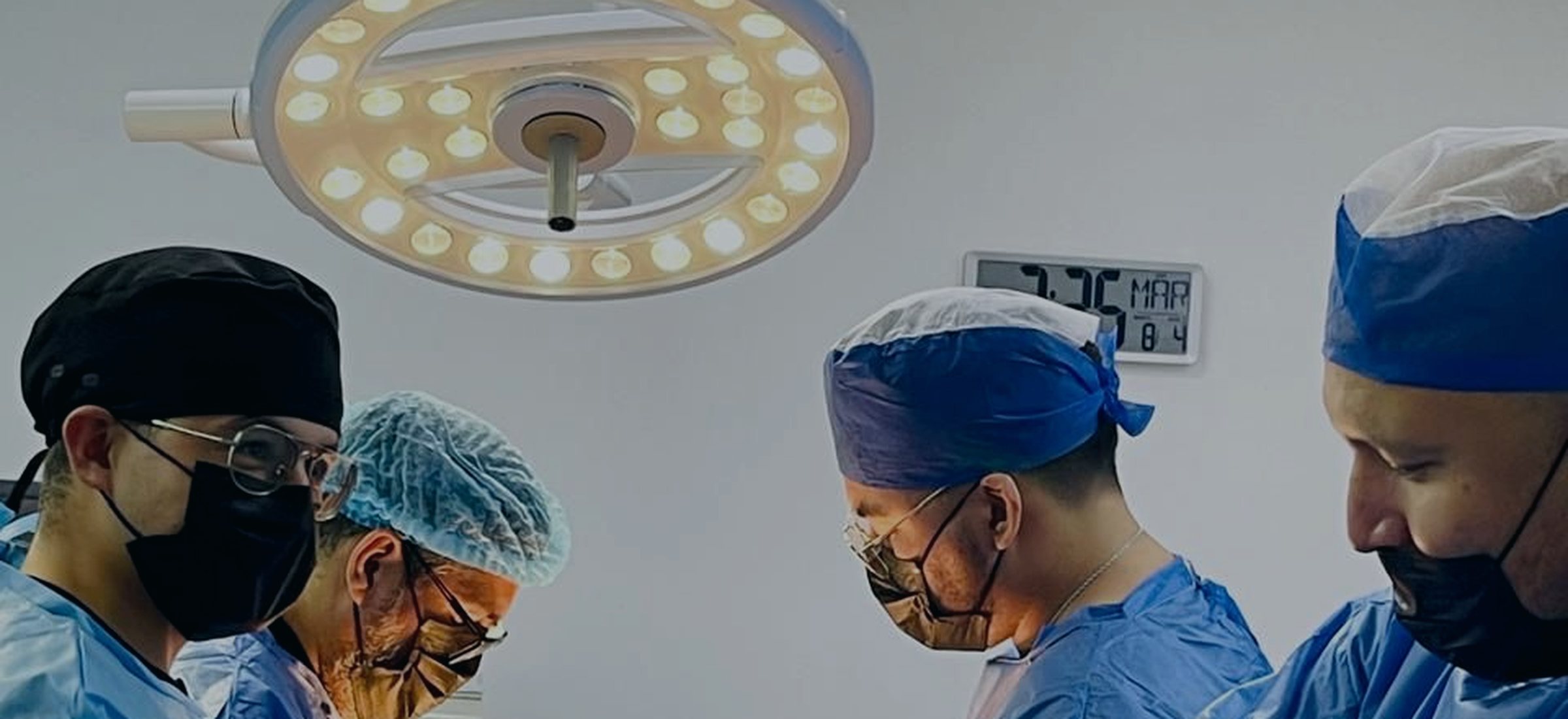 El Dr. Ari Salgado y su equipo quirúrgico durante una cirugía laparoscópica en Tijuana
